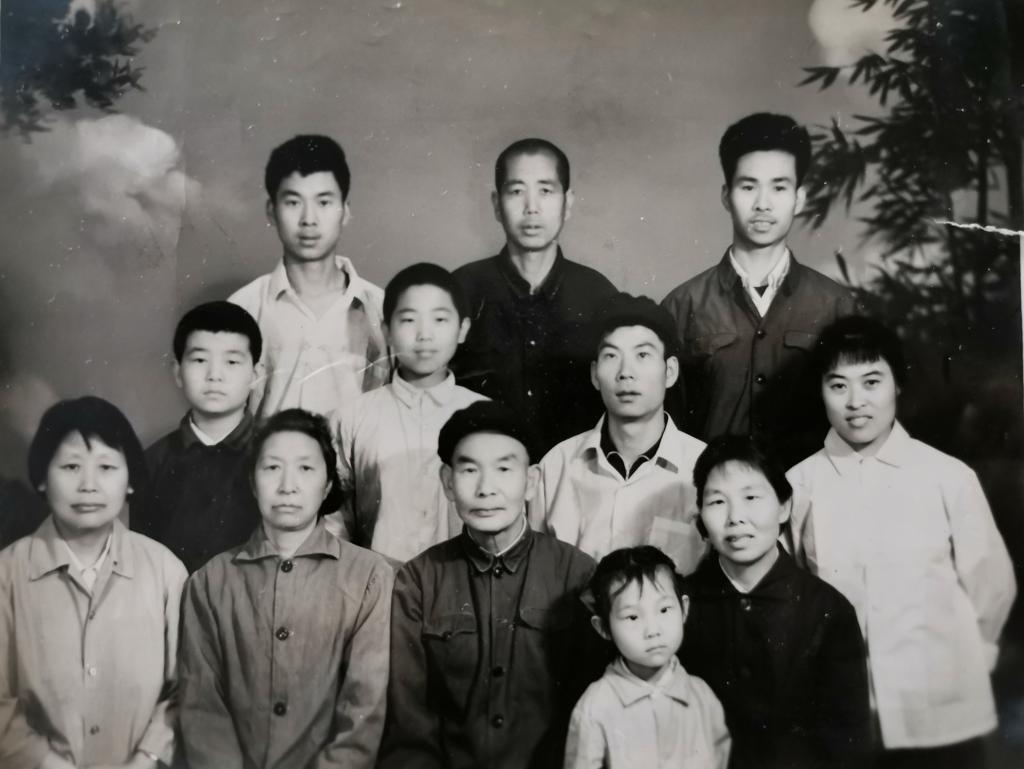 1978年郝岚、郝清与母亲一起看望外祖父母